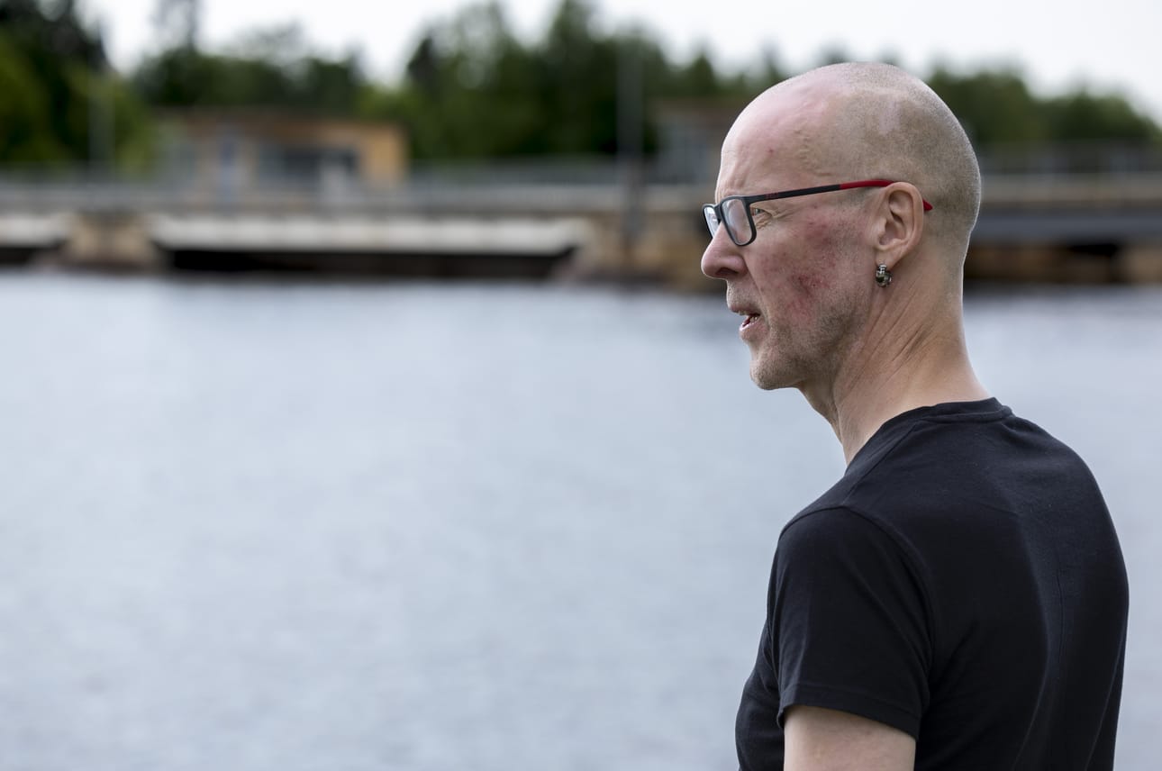 Marko Karppinen palasi perjantaina Tuiran uimarannalle ja patosillalle ensimmäistä kertaa sen jälkeen, kun hän oli maanantaina pelastanut kaksi patoluukkuja kohti ajelehtinutta nuorta miestä.