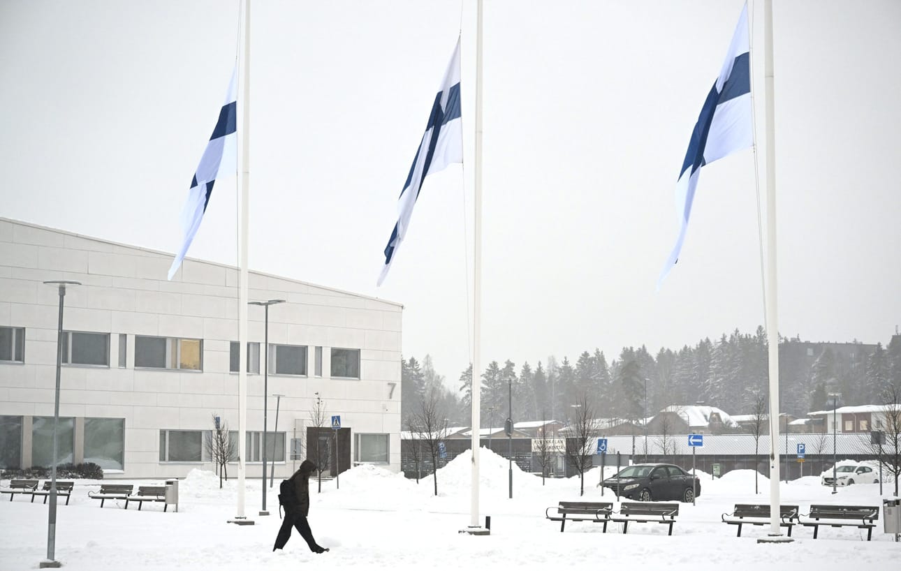 Nurmijärvellä järjestettiin tiistaina suruliputus. LEHTIKUVA / Heikki Saukkomaa