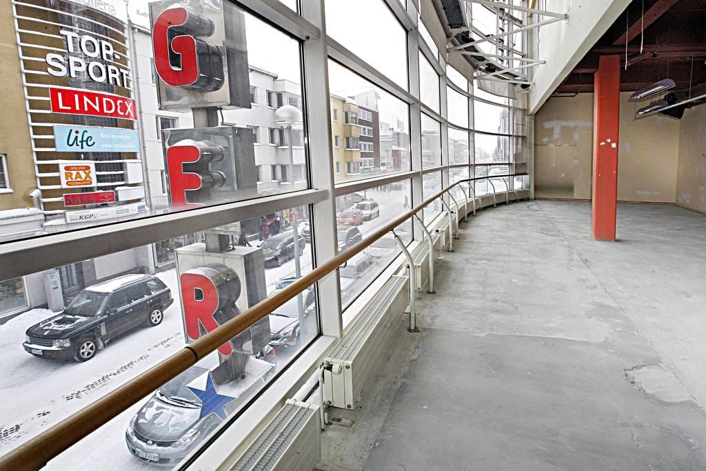 Helmikuussa City-talo oli vielä remontin kourissa. Nyt siinä toimii ruotsalainen vaateliike Ginatricot sekä Hesburger-pikaruokaravintola.