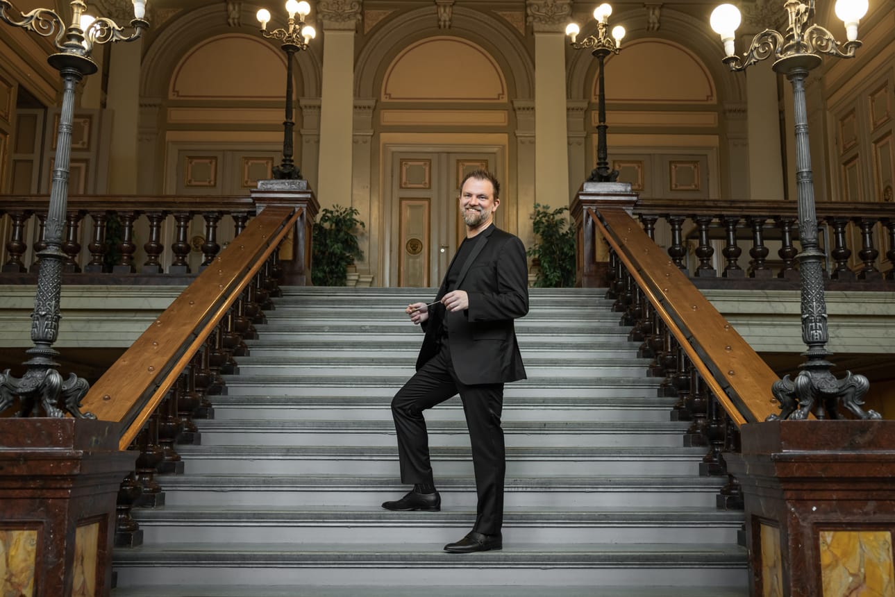 Ylikapellimestari Tomas Djupsjöbacka pitelee Vaasan kaupunginorkesterin tahtipuikkoa vuoden 2024 loppuun saakka.