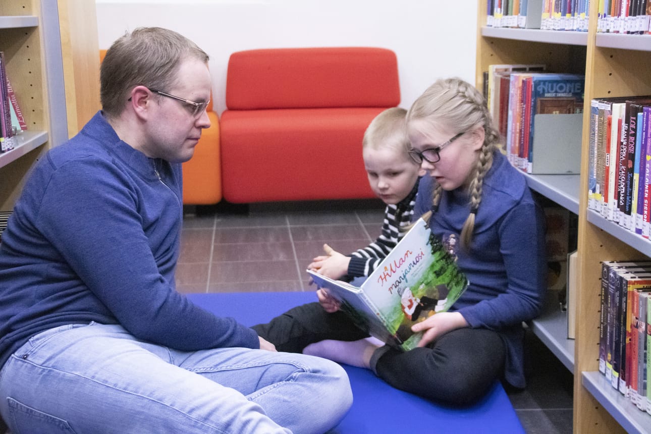 Jussi Toppila antoi kiitosta lasten lukutaitoa kehittävistä tempauksista. Aada luki isälle ja Wilbert-veljelle kirjan, jonka tarina olisi voinut olla vaikka Aadan perheestä.