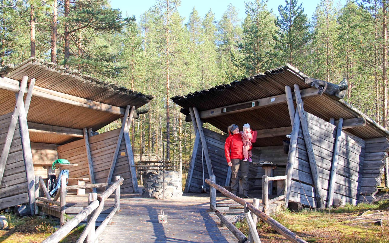Syyslomaviikolla Syötteen luontokeskuksella on monenlaista toimintaa lasten luontoviikolla. Myös syksyn retkeilyyn tarjolla on useita eri reittejä, tässä vietetään tauko Kellarilammen laavulla.