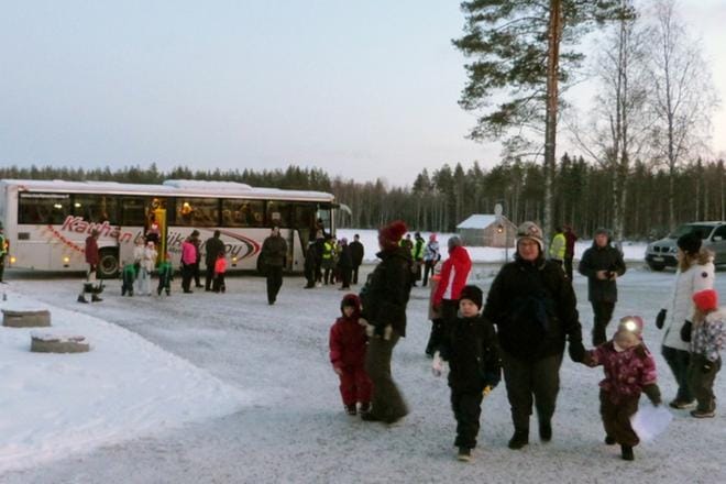 Kauhavan Liikenteen auto toi jo neljännen täpötäyden lastin Pernaan koululta Kohtamäen tilalle klo 15.30, puoli tuntia tapahtuman avauksesta.