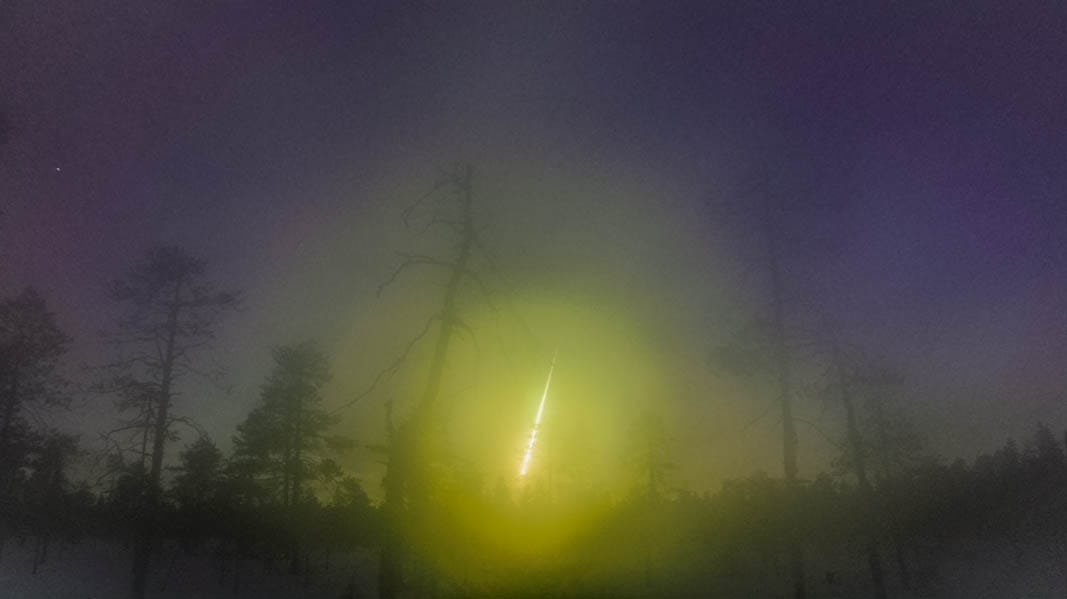 Suosta tiivistynyt kosteus toi Asko Aikkilan ottamaan tulipallokuvaan mystistä tunnelmaa.