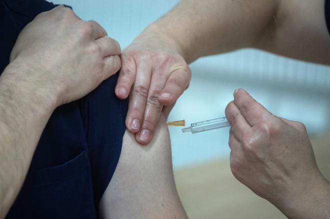 Koronarokotteiden kehittäminen on sujunut jopa odotettua nopeammin, mutta rokotteiden tuotanto on ollut toivottua hitaampaa. KUVA: Mauri Ratilainen