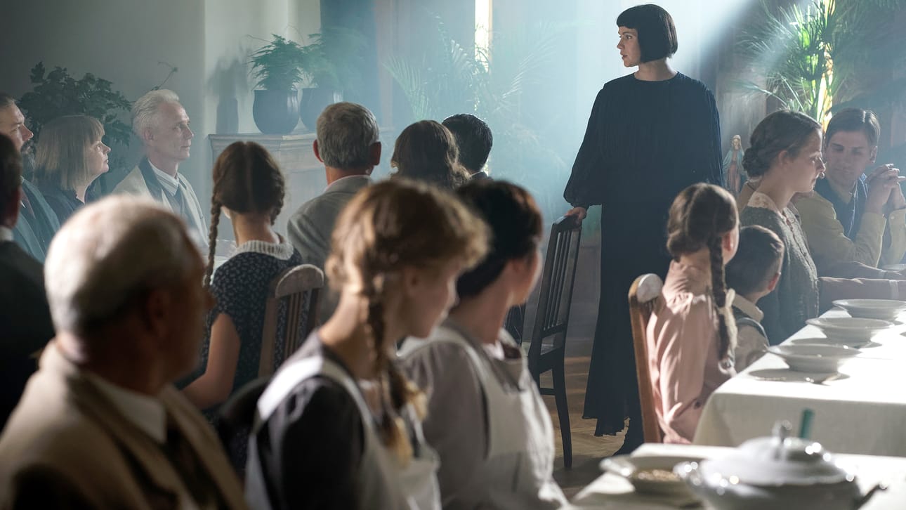 Unissasaarnaaja Maria Åkerblom (Pihla Viitala) kaitsee laumaansa tempoilevin ottein.