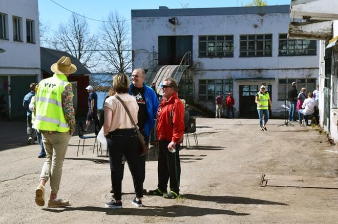 Palosaaren salmen rantaan suunnitellaan uutta merenranta-asumista. Paavo Seppälä (oik.) on arvostaa meren läheisyyttä ja veneilymahdollisuuksia. Kuva: Raija Koivisto