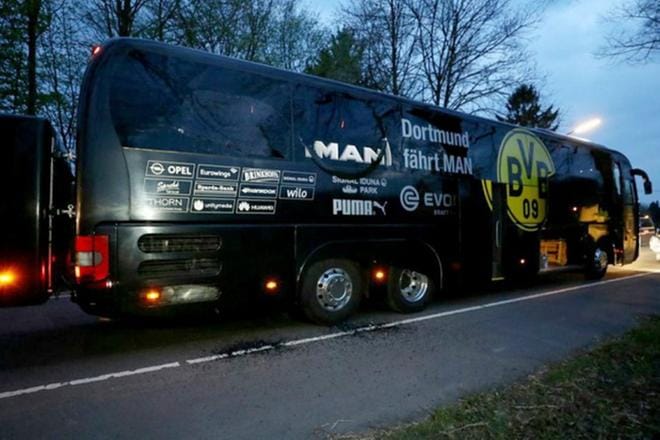 Dortmundin joukkueen bussi on teipattu näyttävästi seuran logoilla. KUVA: Sascha Steinbach/EPA