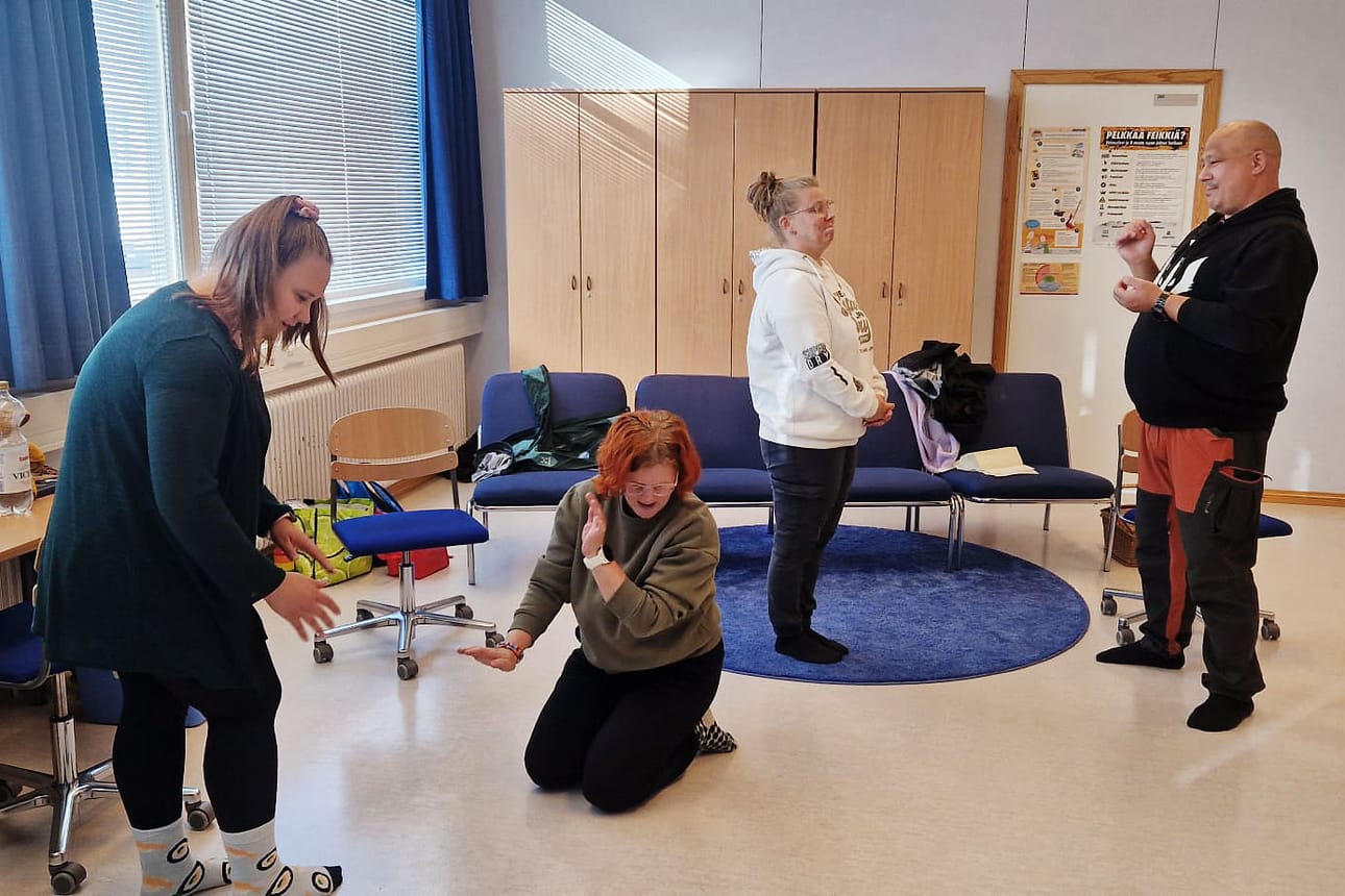 Ammattiopisto Lappian ensimmäiseen tonttukoulun osallistuneet Katri Kankaisto, Päivi Syväjärvi, Leena Lauronen sekä Jarmo Huhtanen tekevät improvisaatioharjoitetta tontun roolissa Ylitorniolla.