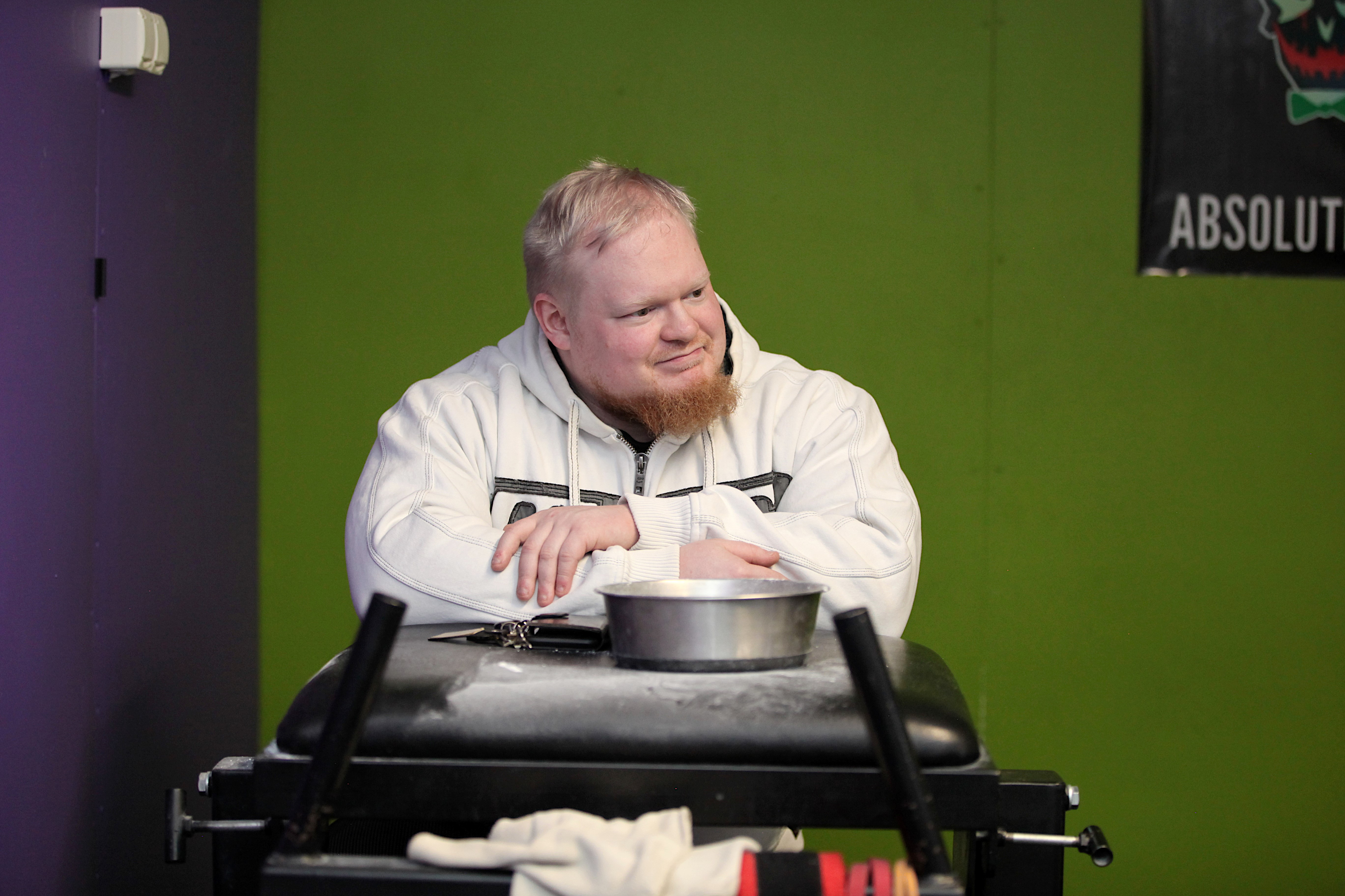 Jarkko Perttulan hurjat voimat harjoitetaan autotallin päädyssä – ylivieskalainen vahtimestari aloitti saliharjoittelun koulukiusaamisen vuoksi