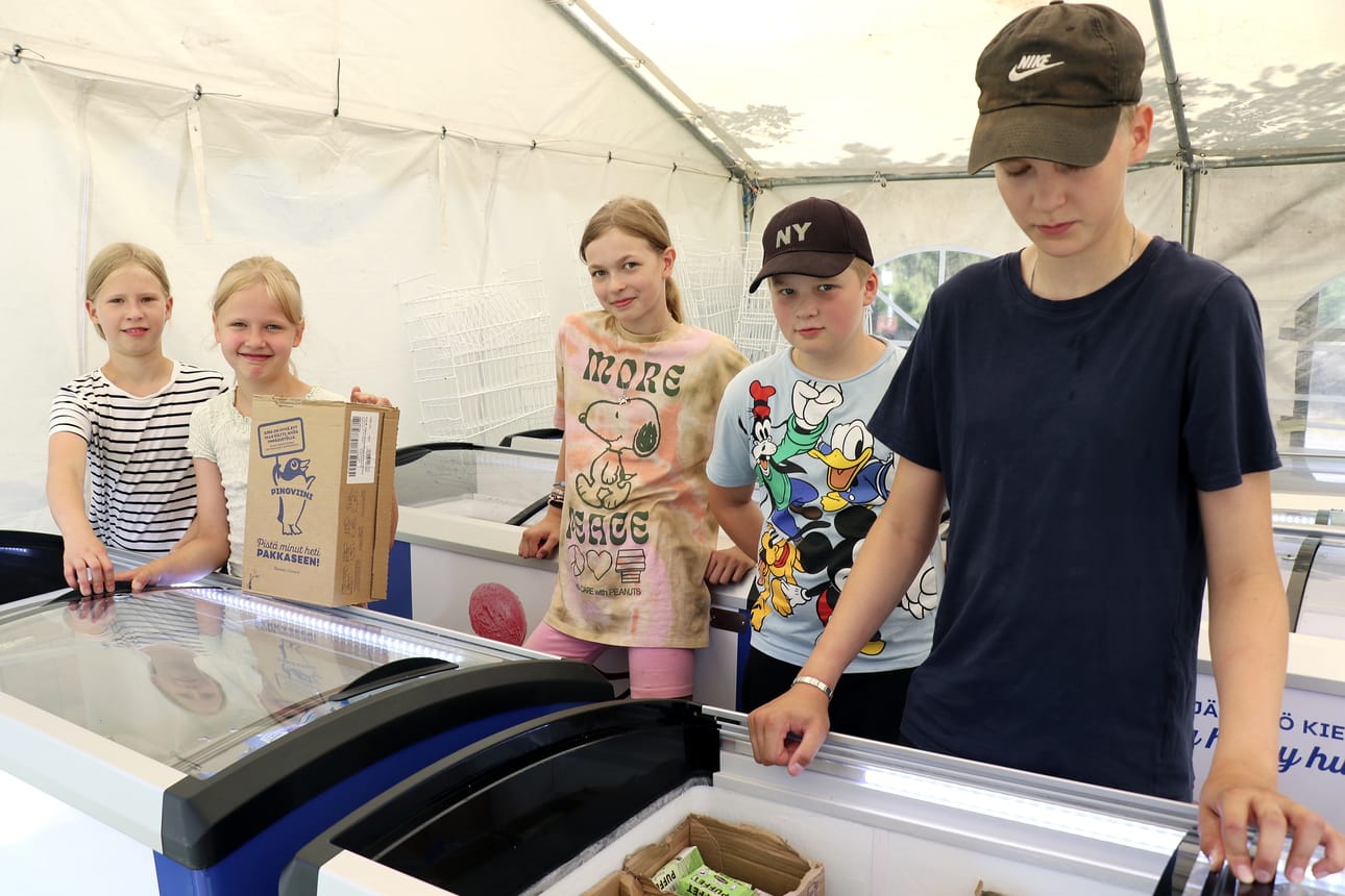 Onni Hietamäki, Pietro Turja, Oona ja Olivia Hietamäki sekä Hilda Turja valmistelivat jäätelökioskia kesäseuroja varten.