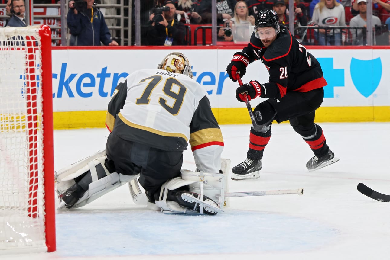 Carolinan Sebastian Aho ei onnistunut saamaan kiekkoa Vegasin veräjänvartijan taakse Stanley Cupin finaalisarjan avausottelussa.