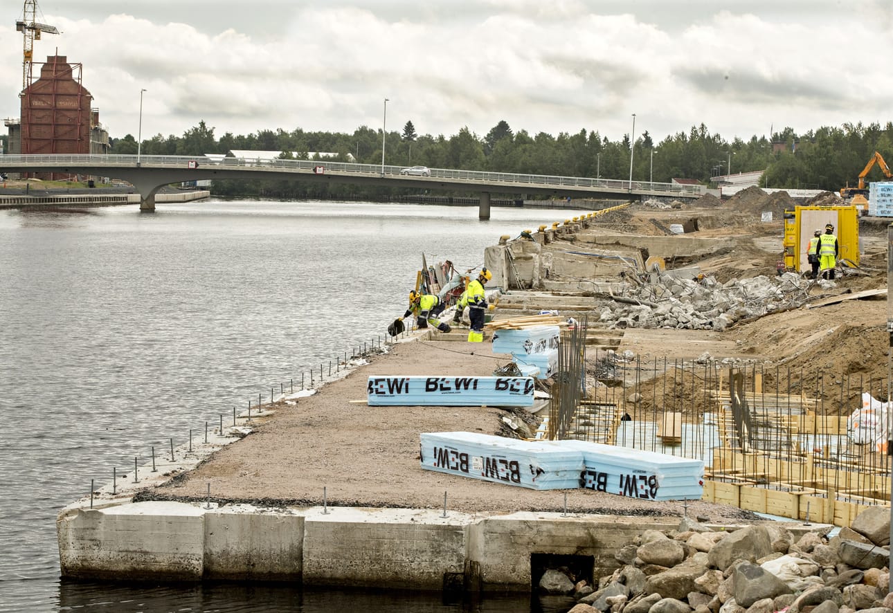Toppilansaaren laituri muuttuu madalluksen myötä oleskelupaikaksi.