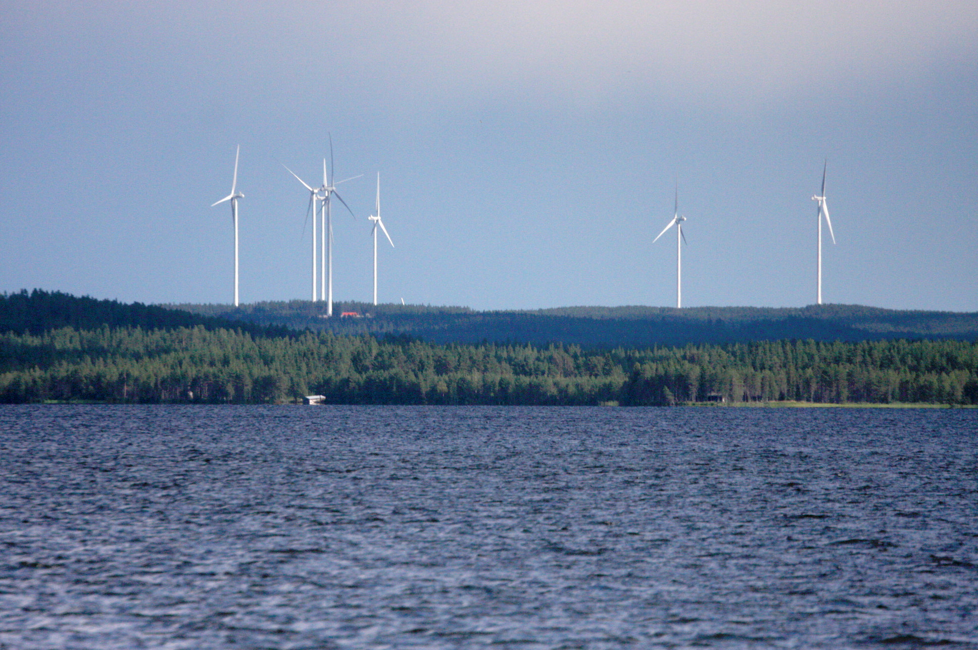 Posion ja Kuusamon rajalle noussut Koillismaan ensimmäinen tuulivoimapuisto erottuu selkeällä säällä linnuntietä pisimmillään noin 25 kilometrin päähän.