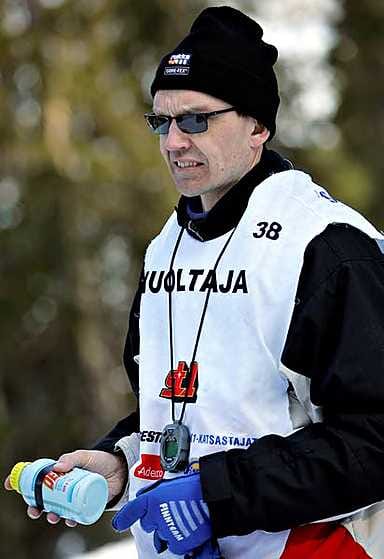 Hanna Kemppainen tarjoilee urheilujuomaa isoveljelleen. Hyrynsalmen Iskun Pekka Kemppaisella oli huoltojoukoissaan myös äiti, isä ja kihlattu.