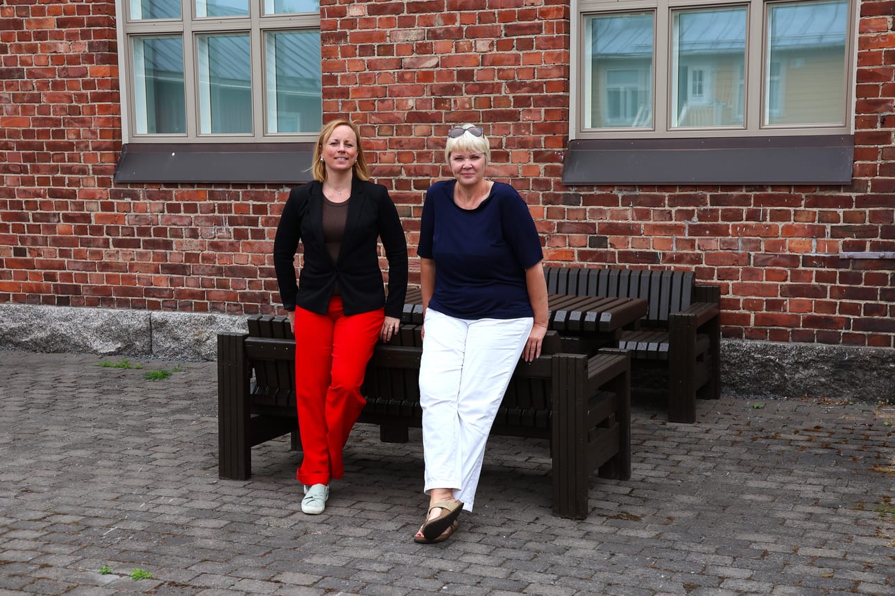 Yhteiskuntapäivät järjestetään ensi viikolla kolmatta kertaa. Tapahtumapaikkana toimii kulttuuritalo Dux ja sen sisäpiha. Kuvassa Business Kristiinan eli elinkeinokeskuksen projektipäällikkö Anna Bertills ja toimitusjohtaja Angelique Irjala.