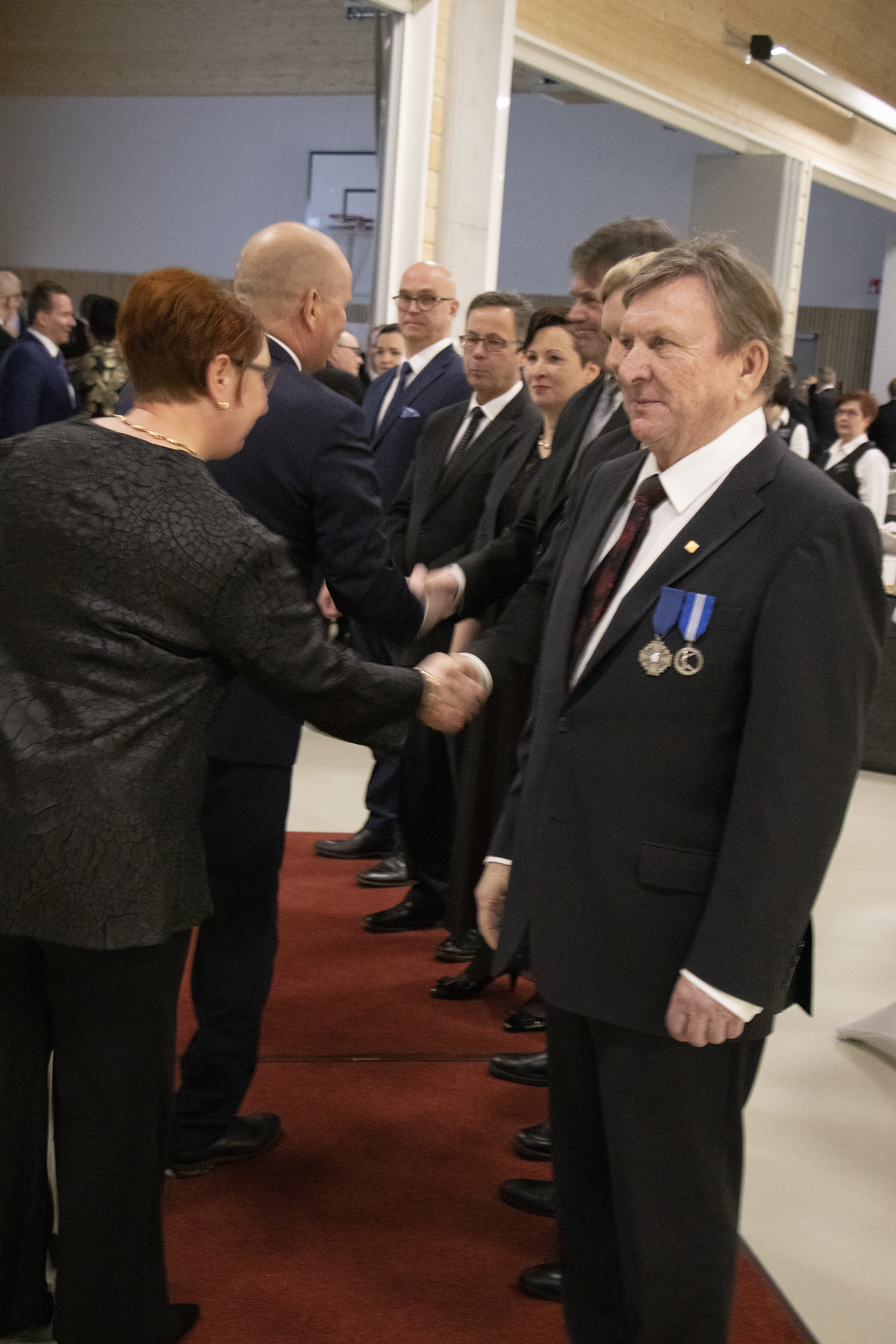 Aluksi vieraat käteltiin. 