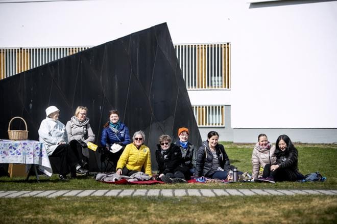 Heleena Koivisto, Maarit Kaukonen, Ulla Laukkala, Marianne Holma, Merja Lamminkangas, Riitta Marttila, Tanja Marttila, Maryna Baburets ja Kazue Ikemoto-Mäyry kertovat mielellään kotikaupungistaan. KUVA: JAAKKO ELENIUS