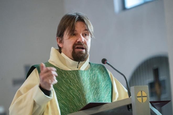 Kanala pitämässä sunnuntaimessua Helsingin Paavalinkirkossa. Kanala kertoo haastattelussa, että häntä kiehtoo sanoittaa perinteisiä kirkollisia asioita nykyajan kielellä. Kanalan mukaan nykypäivän ihminen ei kysy pelastunko, vaan olenko minä riittävä.