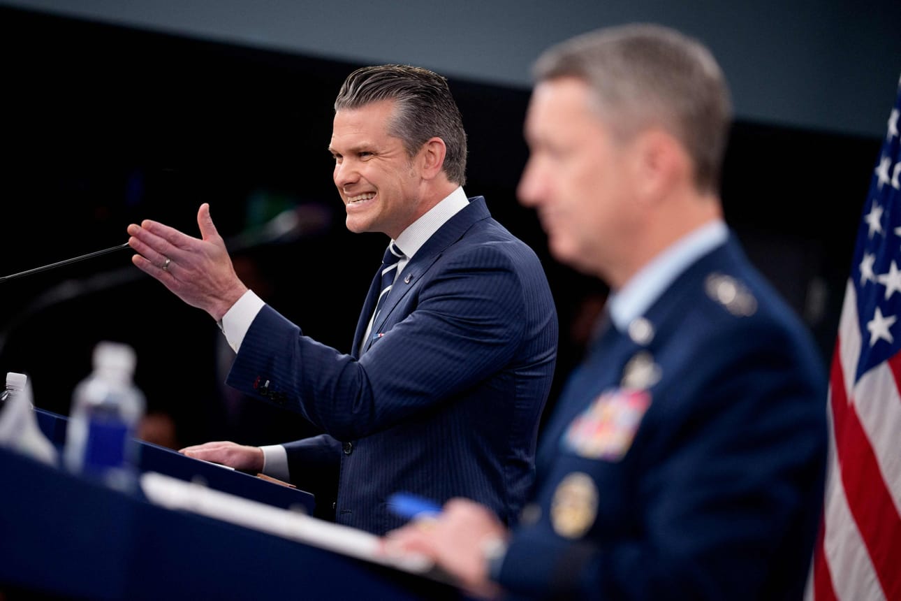Puolustusministeri Pete Hegseth sanoi lehdistötilaisuudessa, ettei operaation tavoitteena ollut vaihtaa Iranin hallintoa. LEHTIKUVA/AFP