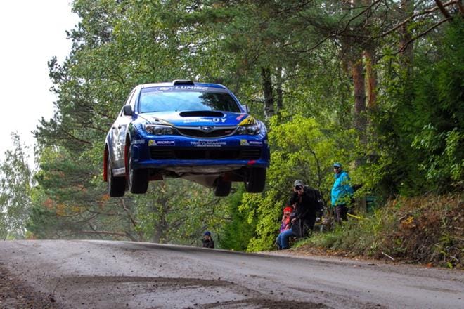 Kauden viimeisessä rallin SM-osakilpailussa alajärveläinen Ville Hautamäki ajoi kartturinsa Enni Mälkösen kanssa SM2-luokassa kolmanneksi. Samalla Hautamäki varmisti kuljettajien SM-pronssia. KUVA: SEPPO SALMINEN