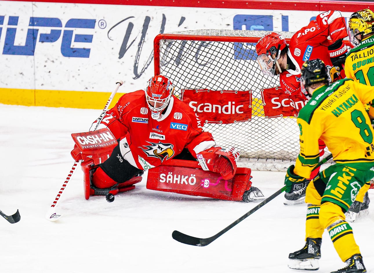 Maalivahti Niko Hovinen työssään vähemmän ergonomisessa työasennossa. Hovisen kausi on ohi. Arkistokuva.