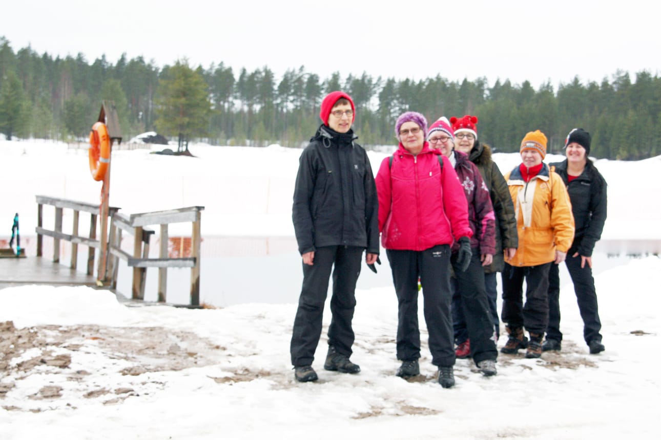 Reippaat avantouimarit Laura Jokinen, Kerttu Tiri, Soile Hiltunen, Sirkka Koivu, Pirkko Mehtomaa ja Pirkko Tuomisto ovat iloisia siitä, että Siikajoen kunta ylläpitää Hietamaan avantoa. Kuva: Kirsi Junttila
