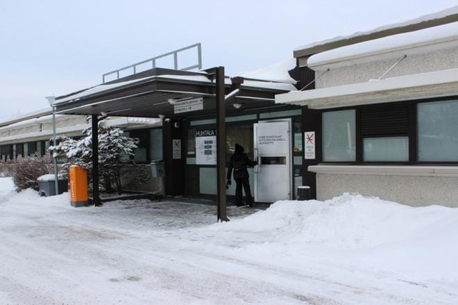 Entinen terveyskeskus on tiensä päässä. Terveyspalvelukeskuksen toiminnoille etsitään pikaisesti uusia tiloja. Uusia käyttäjiä ei tule, sillä rakennus puretaan. Kuva Jessika Ristimäki