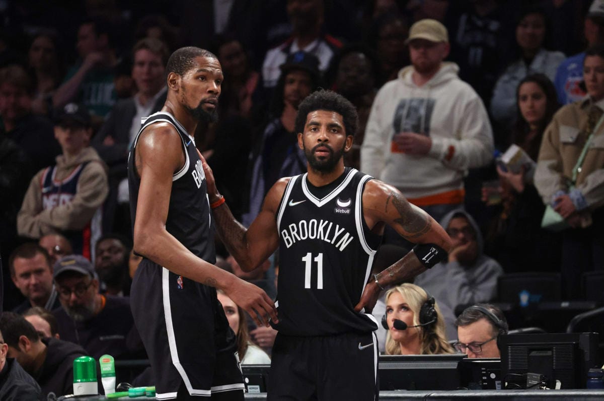 Durant (vas.) on jättämässä Brooklynin, Irving (oik.) jatkaa seurassa. Lehtikuva/AFP