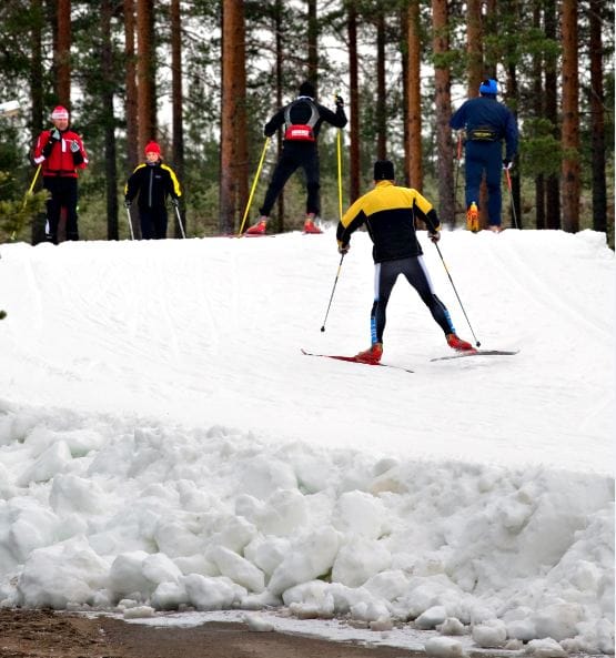 Vuokatissa hiihdetään pian ensilumen ladulla.