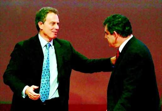 Kiistat maton alle. Tony Blair (vas.) onnitteli Gordon Brownia tämän puoluekokouspuheen jälkeen.