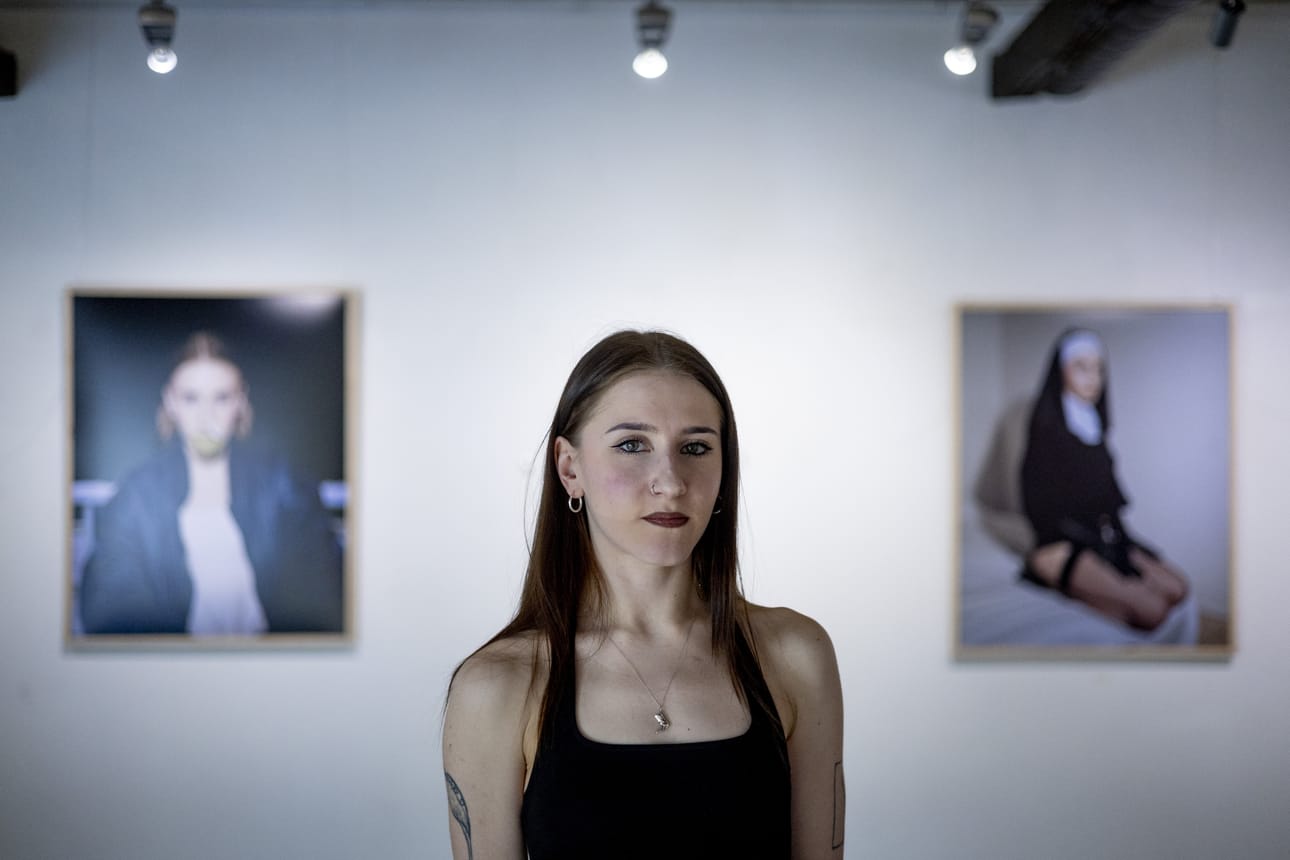 Maaliskuun 15. päivään saakka Seinäjoen Varikkogalleriassa esillä oleva Ada Pääskysaaren omakuvanäyttely käsittelee taiteilijan kasvutarinaa alter ego Zoen kautta.