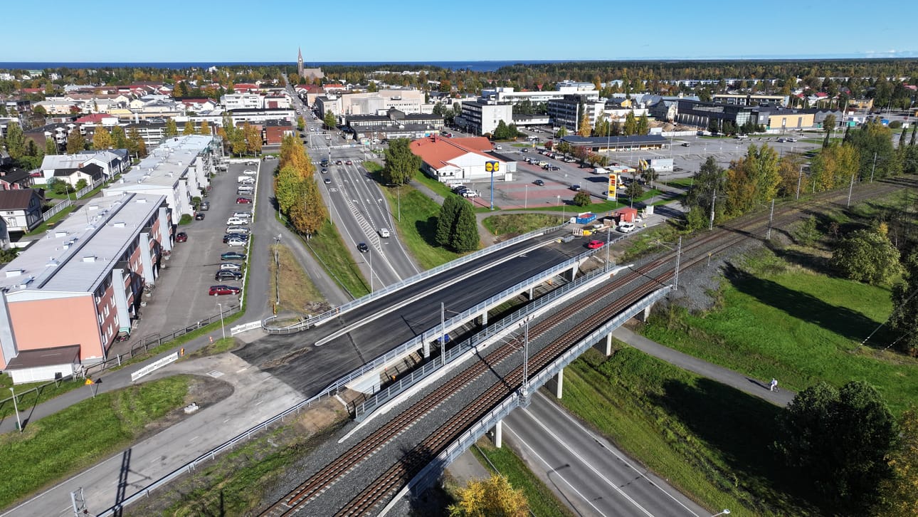 Nyt se on valmis ja liikenne Ratakadulla jatkuu entiseen tapaan tänään puolenpäivän aikaan.