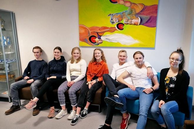 Ilmajoen lukiolaiset Iivo Kalijärvi, Essi Hannuksela, Helmi Parikka, Senni Korpela, Antti Heikkilä, Tony Latvala ja Sonja Säntti arvioivat Uuden testamentin uusinta käännöstä Luukkaan jouluevankeliumin pohjalta.
