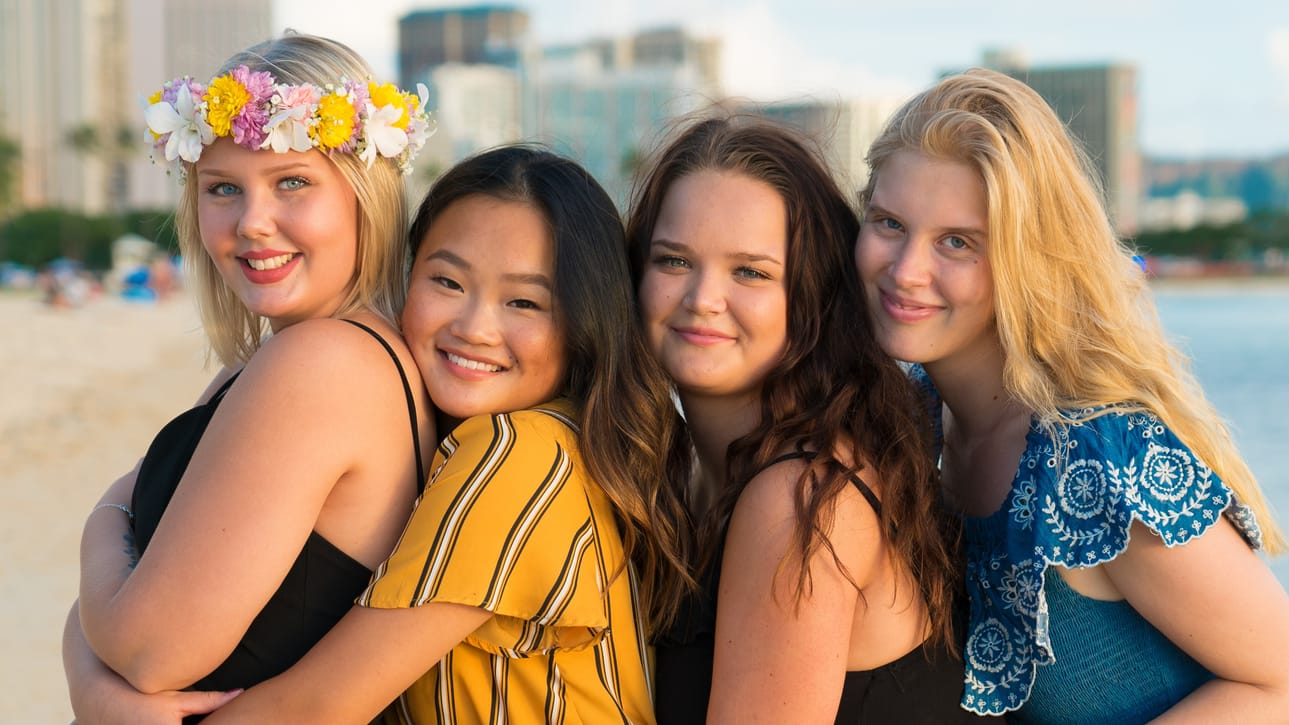 Au pair -ohjelmasarjasta on tullut suosittu ja siihen hakee mukaan satakunta nuorta. Mukaan valitaan keskenään erilaisia tyyppejä: nyt ovat matkassa räväkkä Annika, tunnollinen Talvikki, seikkailunhaluinen Emma ja varovainen Amma.