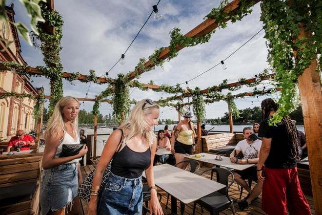 Victoria Gullens ja Emma Finne hakivat sopivia paikkoja uudelta Sisäsataman terassilta. KUVAT: OUTI NEUVONEN