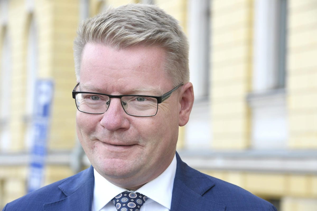 Jaatinen jatkaa Metsäteollisuudessa vielä toukokuun puoliväliin. LEHTIKUVA / HEIKKI SAUKKOMAA