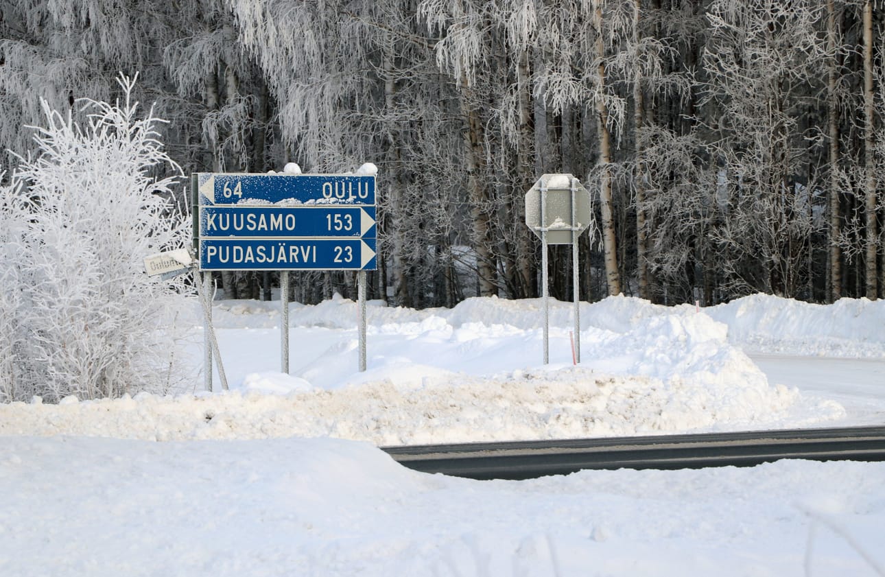 Hetekylän ja Ouluntien risteyksessä Pudasjärvellä kerrotaan matkojen pituuksia valtatien suurimpiin taajamiin. Arkistokuva.
