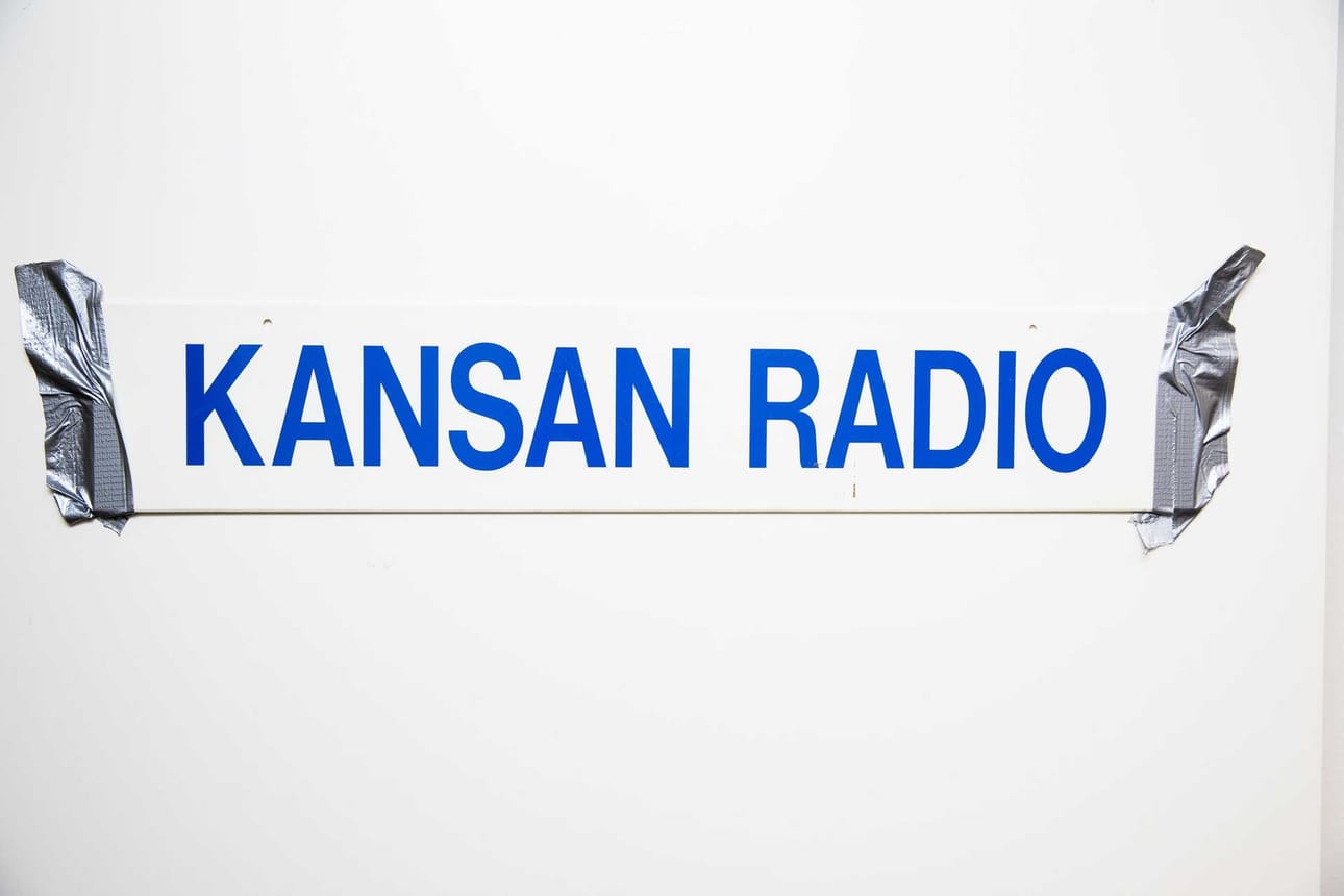 Pasilan Mediatalo on remontin kourissa, minkä huomaa "Kansan radion" ilmastointiteipillä kiinnitetystä kyltistä.
