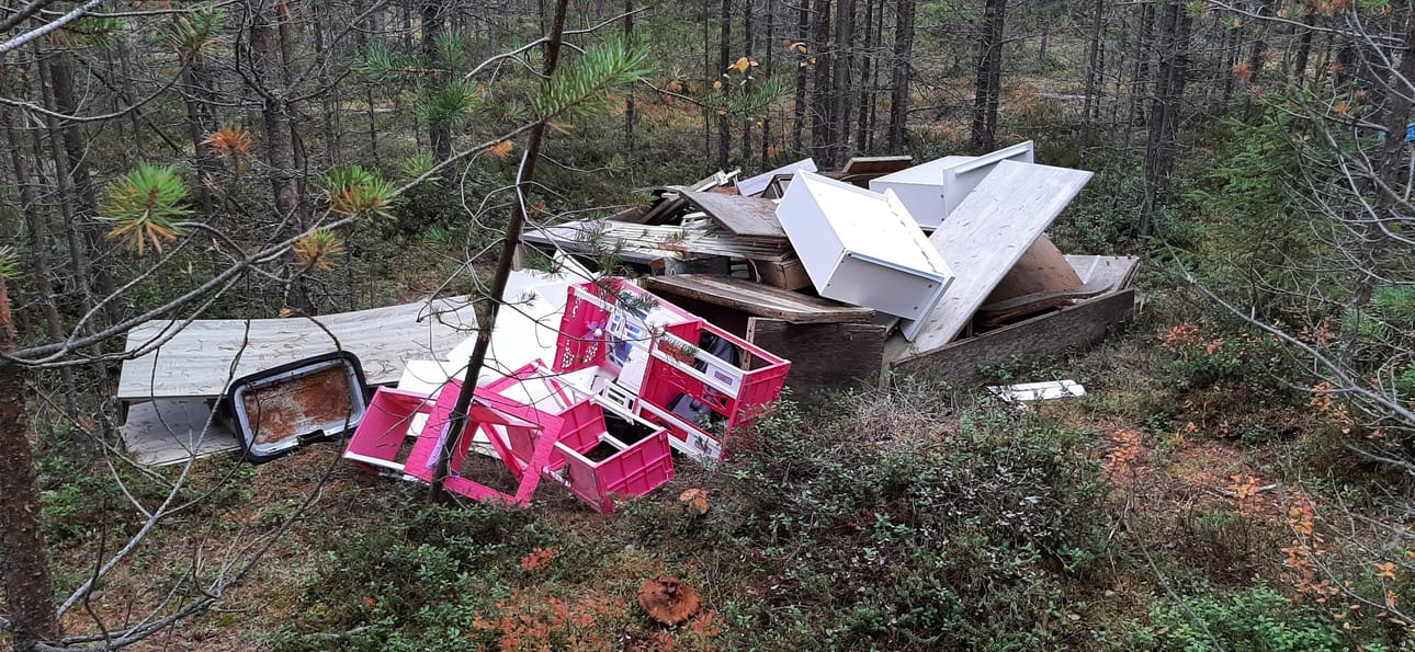 Jarkko Uusisalmi kuvasi hylätyn roskakasan Toramon frisbeegolf-radan ja Kolpeneenharjun vedenottamon välisen hiekkatien varresta.