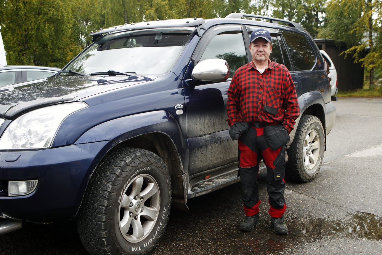 Ivalolainen Juha Hannola luottaa Toyota Land Cruiseriin. Auton kyljestä voi päätellä, että sille on käyttöä sorateillä.