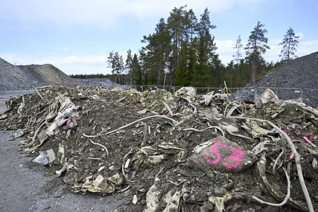 Kaivos tyhjennettiin tänä vuonna, ja sieltä nostettiin poliisin mukaan yhteensä lähes 300 kuorma-autollista maa-ainesta, joka sisälsi jätettä. LEHTIKUVA / Vesa Moilanen
