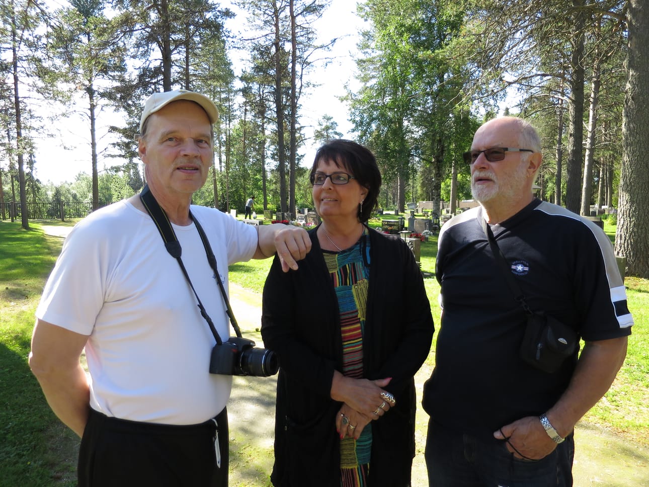 Eero Seppänen (vas.) kuvasi Posiolla viidessä tunnissa yli 2 400 hautaa. Kuusamon Nilon hautausmaalla hän sai kuvausapua omaa sukututkimustaan varten hautoja tallentavasta Kotisaaren pariskunnasta.