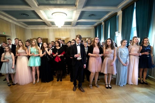 Lapuan kaupungintalon valtuustosali täyttyi pikku hiljaa yhdeksäsluokkalaisista. Lopuksi tilaa ei juuri jäänyt. Kuva: Jouko Hänninen