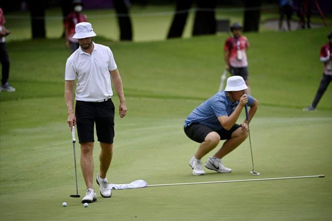 Kalle Samooja (vas.) ja Sami Välimäki ottivat tiistaina tuntumaa Kasumigasekin golfkentän viheriöihin. Kuva: Antti Aimo-Koivisto / Lehtikuva