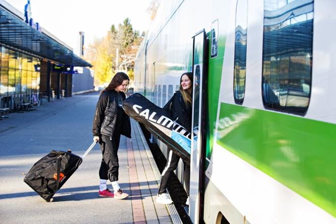 Jutta Kytömäki (vas.) ja Elisa Virtanen tekevät treeni- ja pelimatkoja junalla. KUVAT: MINNA ANTILA