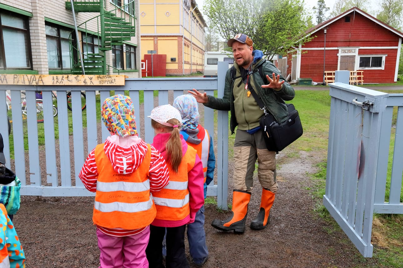 Tatu Hirvonen lähtee ulkoilmaeskarilaisten kanssa tarkkailemaan lintuja.