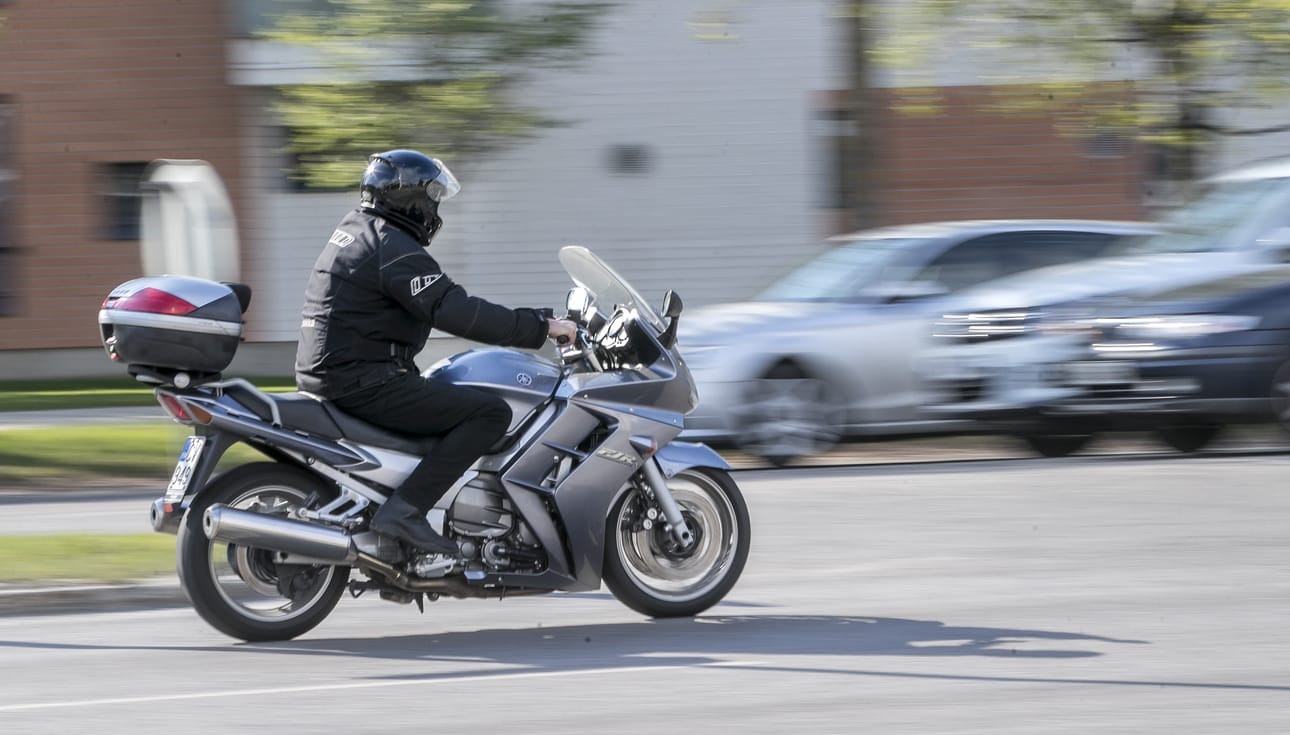 Oulussa sidotaan katupölyä vielä pari viikkoa kalsiumkloridilla. Tämä tekee kaduista liukkaita, joten moottoripyöräilijöiden on syytä ajaa varovasti.