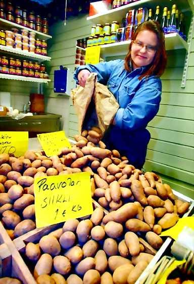 Hyvä valikoima. Riikka Hyvärin kaupassa Oulun kauppahallissa on hyvä valikoima erilaisia perunoita. Niistä kysytyin on puikula.