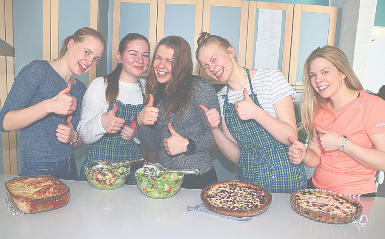Noora Leppäluoto, Fanni Raappana, Venla Rintala, Hanna-Leena Hilden ja Salla Leinonen kokkailivat harrastepäivänä rennolla asenteella.